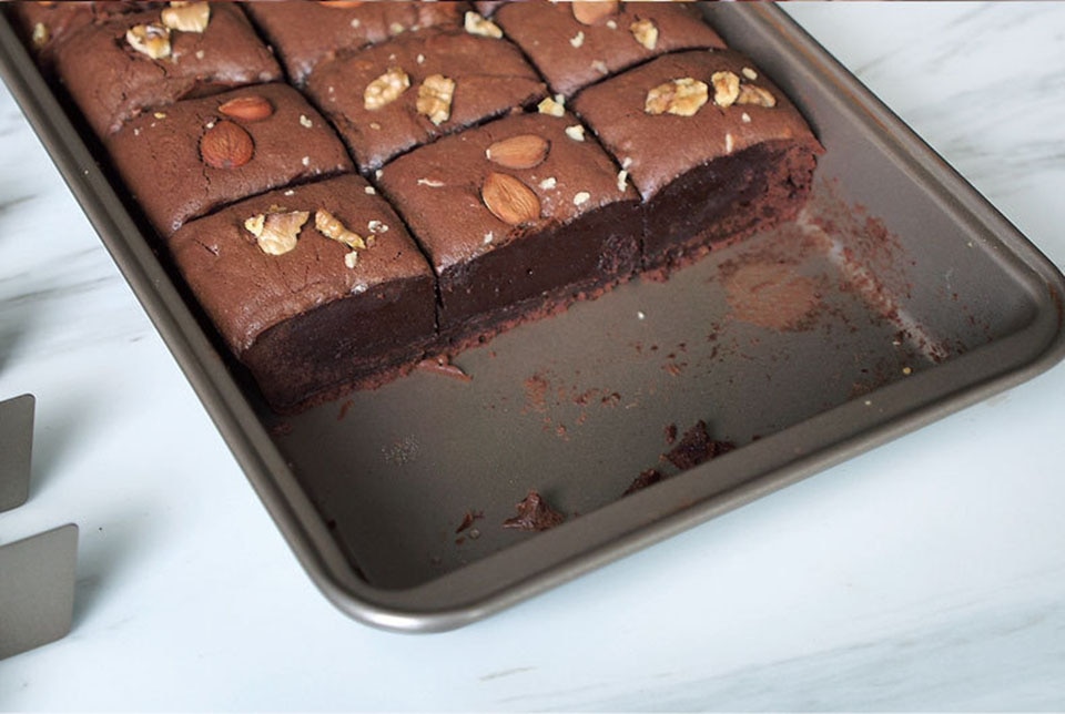 18 Holes Brooklyn Brownie Copper Nonstick Baking Pan with Built-In Slicer Ensures Perfect Crispy Edges Metal Utensi